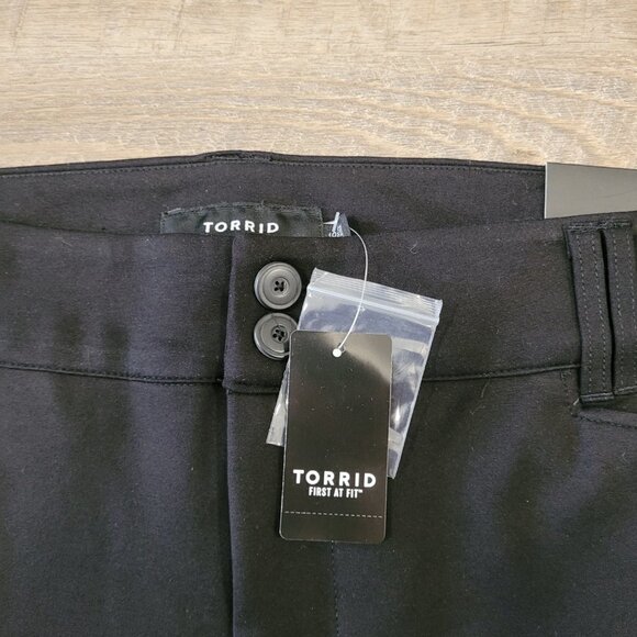 NWT TORRID | Cuffed Bermuda Short Studio Signature | Sz. 26 - Picture 5 of 8